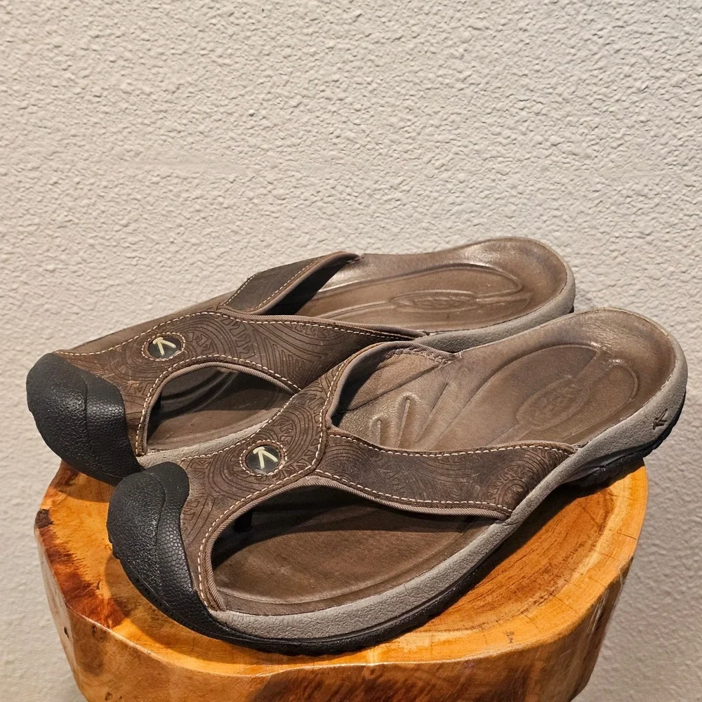 KEEN Kona Brown‎ Leather Embossed Thong Sandals Mens 8 Womens 10 1120-BIST